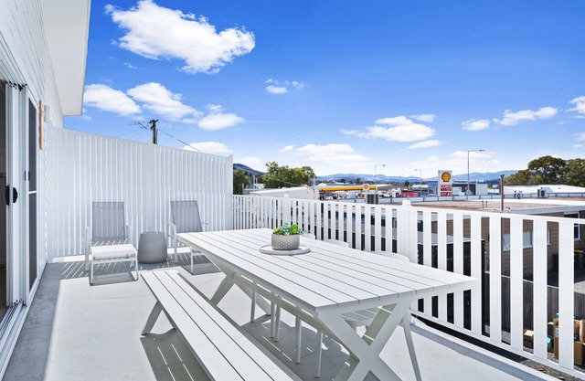 Discover Your Perfect Stay in Glenorchy: Modern Townhouse
