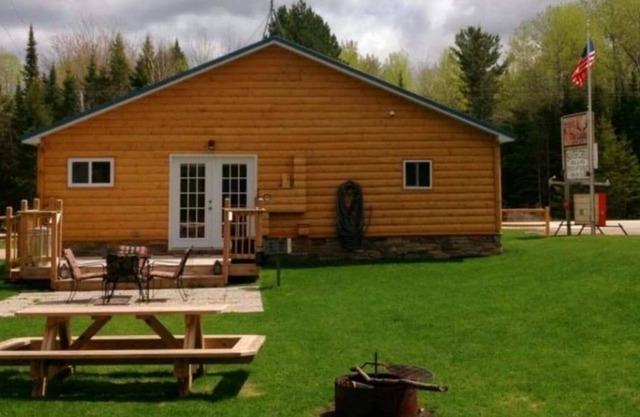 Discovery Lodge- Pet Friendly & Close to the Tahquamenon Falls!