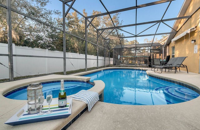 Casa de Disney: piscina privada y bañera de hidromasaje. 4b / 3ba, duerme 10! Cerca de todos los parques !!!