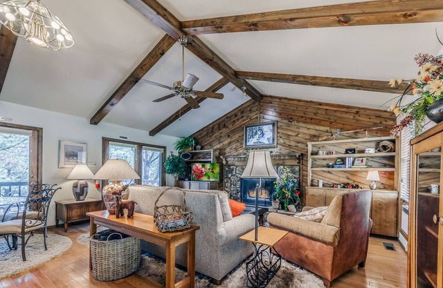 'Distinct stay' guaranteed at Lone Pine! Pet friendly