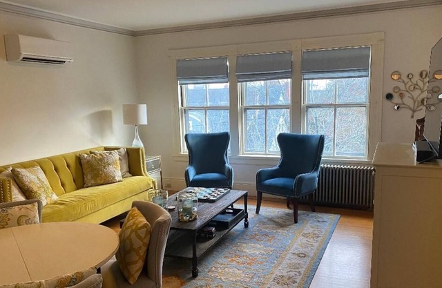 DISTINGUISHED COLLEGE HILL LOCATION: BEAUTIFUL 2 BEDROOM APARTMENT
