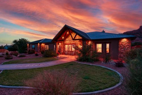 Dive Into Adventure Large Luxury Family Home in Kanab Pool Slide and Hot Tub