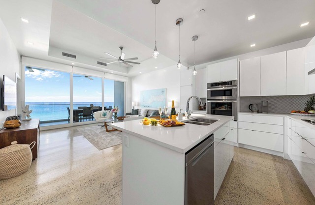 Spacious Modern Condo /w Jaw Dropping Ocean View