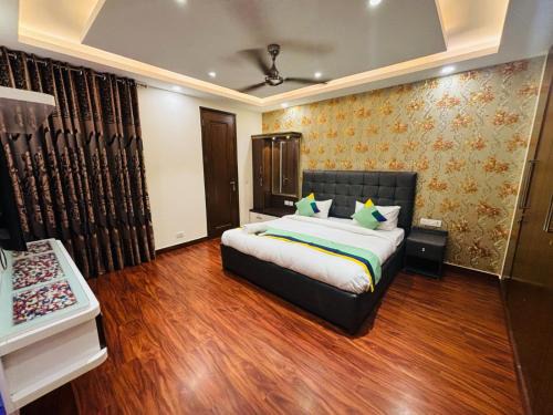 Divine India Service Apartment 3Bhk,J-223 Saket