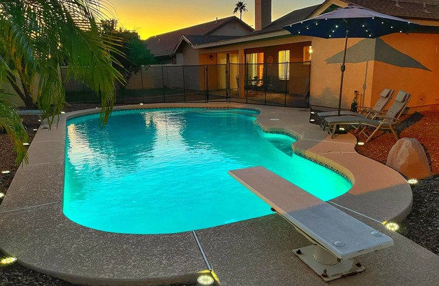 Diving Pool, Family Friendly & Pet Friendly @Cozy Mesa home close to everything!