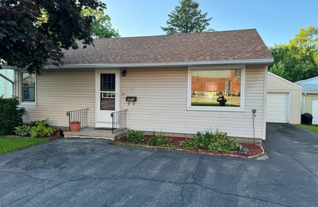 Dixon hideaway. 2BR comfy house with fenced yard