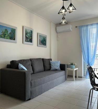 DM Apartment 2 - Only 4' from Rafina Port & 2' from the beach