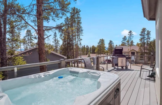 Doc's Place w/ Beautiful Hot Tub Views!