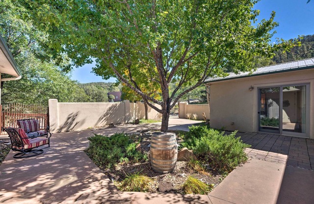 'Doc's Retreat' in Ruidoso Downs w/ Mtn Views