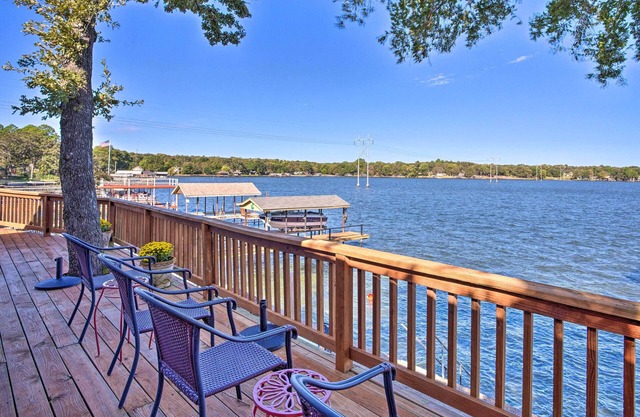 ¡NUEVO! Waterfront Home w / Dock, pozo de fuego y patio!
