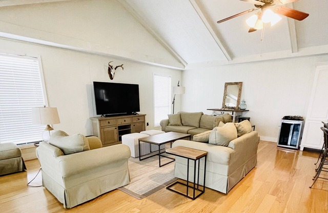 Dock Holiday, 5 bdrm/4 bath Lake House