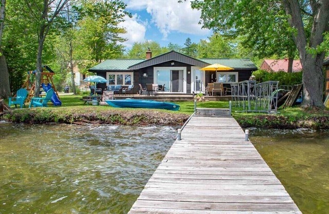 Dock Holiday - Luxury, Newly-Renovated, Cottage w/ Great Swimming & Watercraft