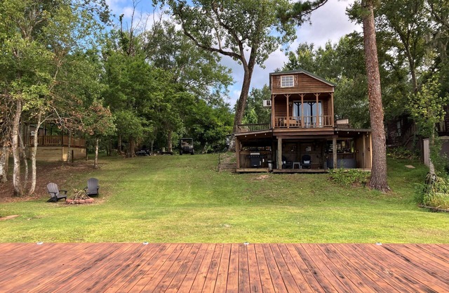 Dock Holiday - Waterfront / Nature / Hot Tub: Enjoy a cozy getaway!