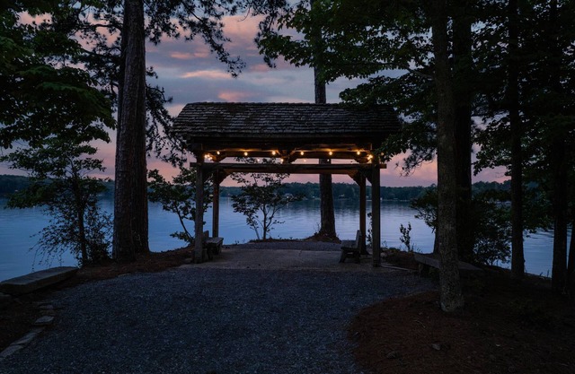 Dock. Waterslide. Beach. Firepit, Gazebo, 500ft water frontage. Views. Sleep 18.