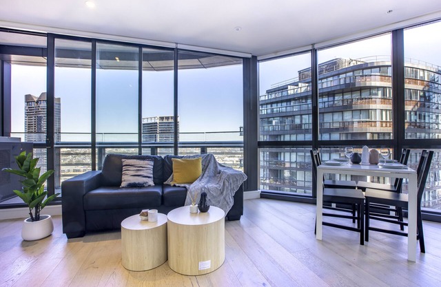 Docklands high level 1 Bedroom Apartment with pool by KozyGuru