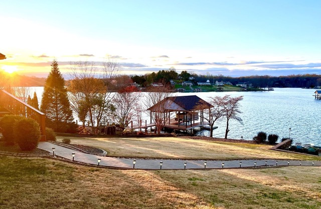 Dockside Daze-Prime Waterfront Loc w/ Amazing View, Firepit, Tiki Bar, Lrg Dock