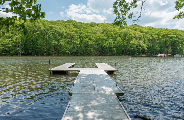 New! Happy Times: Dogs OK, Lakefront, Dock Slip, A/C, Fire Pit!