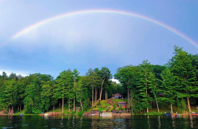 Dockside Manor, Lakefront Sleeps 21, jacuzzi, sala de juegos y bar, cerca de Lake George