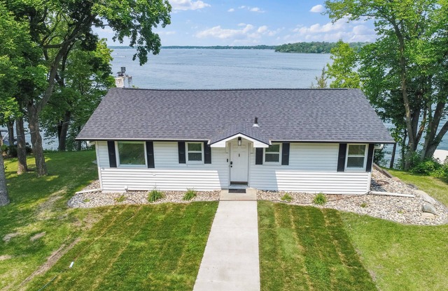 Dockside on Lake Le Homme Dieu - Prime access to Alexandria Chain of lakes