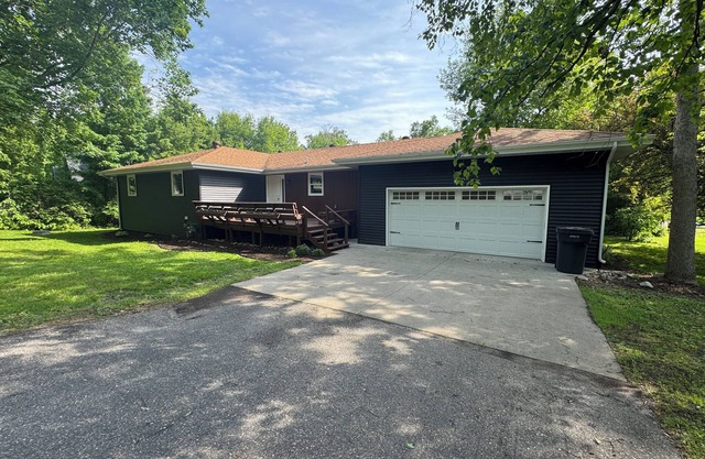 Dockside Retreat on the Canal on Lake Bemidji- 4BR, 3BA-Hot Tub-Fireplace!