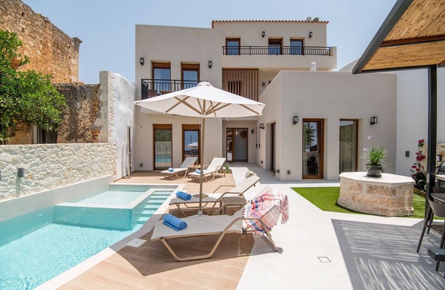 New stylish villa with heated pool & jacuzzi!