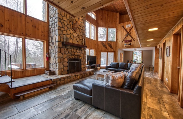 Doe-A-Deer Chalet en Jay NY, perfecto para grupos grandes cerca de Whiteface Mountain