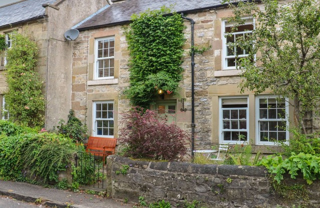 DOE LEA COTTAGE, pet friendly, country holiday cottage in Winster