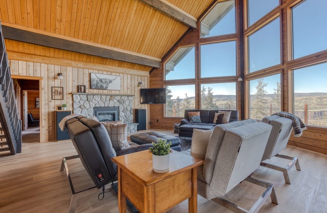Dog-friendly, 2-level gorge view home with hot tub, lovely deck, central AC, W/D