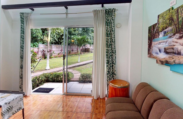 Dog-friendly 4-villa complex near beach with outdoor pool, community kitchen, AC