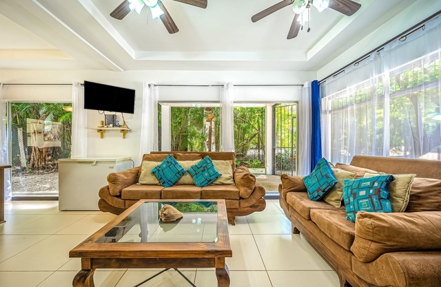 ¡NUEVO LISTADO! Hermosa casa de playa que admite perros, con piscina privada y sala de televisión.