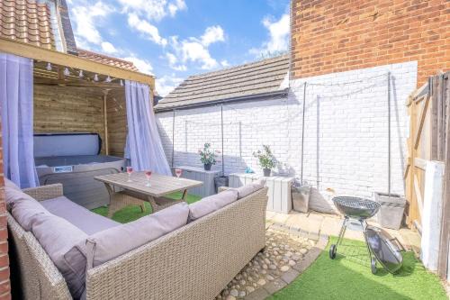 Dog friendly beach house with hot tub - Winterton on Sea