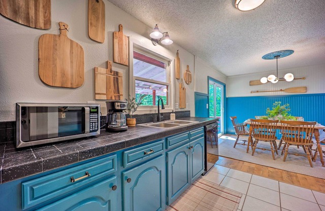 Dog-friendly Bella Vista Home w/ Grill + Deck