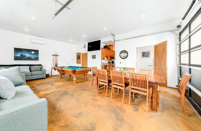 Dog-friendly, brand new home with pool table, AC & washer/dryer - near beach