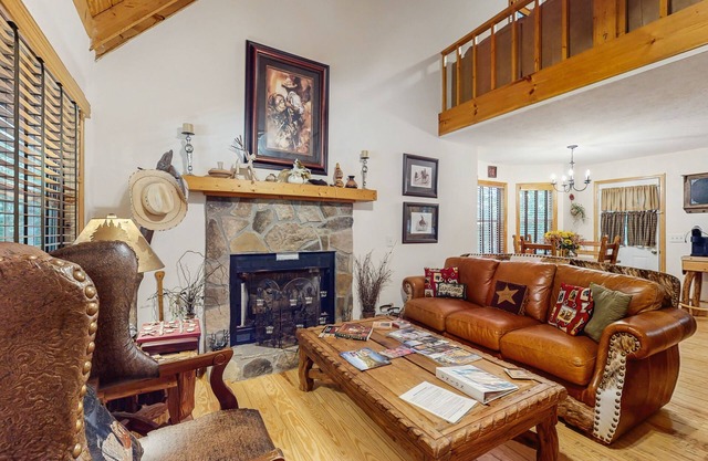 Dog-Friendly Cabin W/ Lofted Layout, Enclosed Yard, High-Speed WiFi, & Firepit