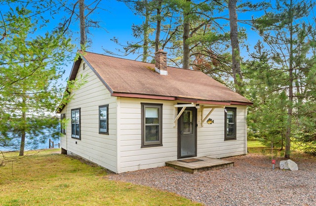 Dog-friendly cabin with lakefront views, swimming, fishing, firepit, & rec room