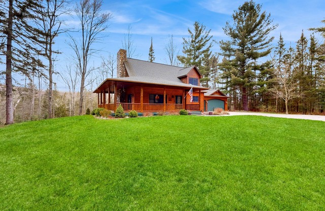 Dog-friendly cabin with a pellet stove, media room, & washer/dryer