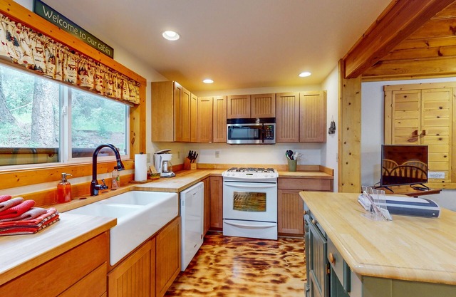 Dog-friendly cabin with mountain view, washer/dryer, gas grill, & deck