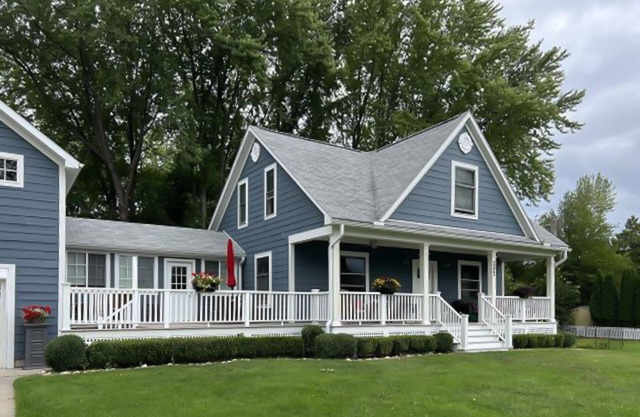 Dog-friendly charmer near the beach & marina - firepit, breezeway, W/D, & AC