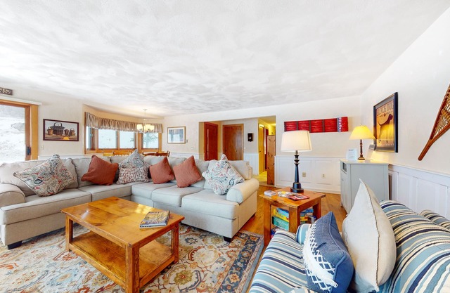 Dog-friendly condo near skiing with amazing Mt.Washington views, fireplace & W/D