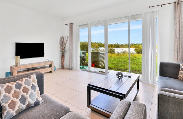 Dog-friendly corner townhome with lake views, pool, basketball & central AC