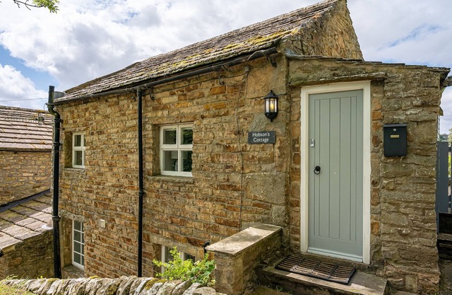 Dog friendly cottage, w/ fantastic views, sleeps 3, w/ private terrace & modern electric radiators