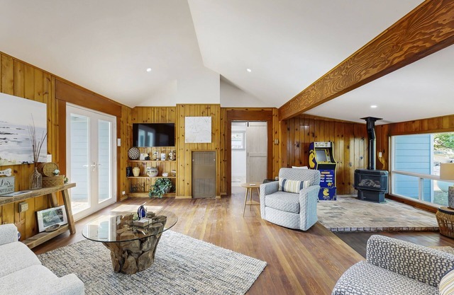 Dog Friendly Cottage Near the Coast & Town w/Large Pvt. Yard, Hot Tub & Grill