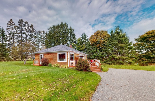 Dog-friendly cottage with furnished deck & firepit - walk to beach