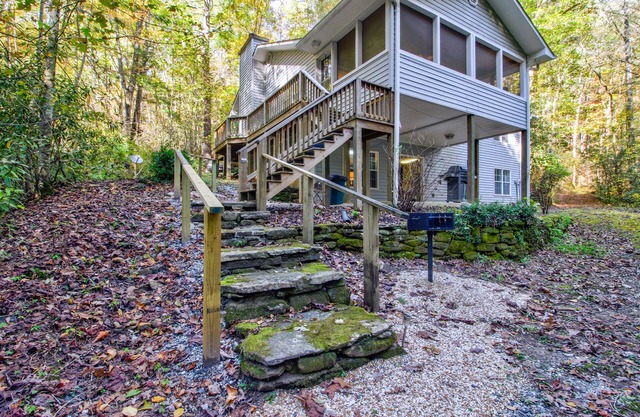 Cabaña Creekfront en 2. 5 hectáreas arboladas, cerca de parques estatales y tierras forestales nacionales.
