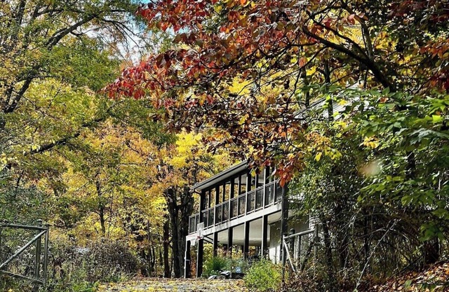 Dog friendly - Forest Escape - wraparound deck - 3BR - Shawnee - Long Stays