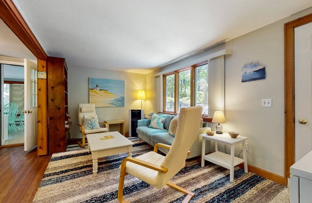 Dog-friendly forest cottage with firepit & great deck, walk to bay beaches