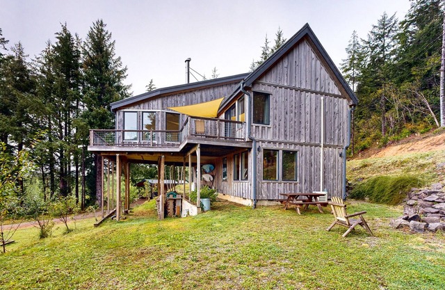 Dog-friendly gem on 10 acres with sweeping view - minutes to Oregon Dunes