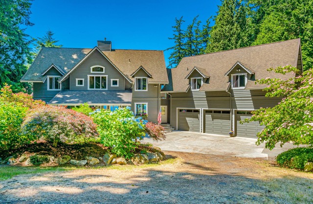 Dog-friendly getaway with stunning ocean view, spacious deck, hot tub & rec room