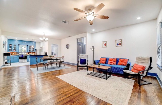 Dog-friendly hideaway with a large, fenced yard, washer/dryer & AC