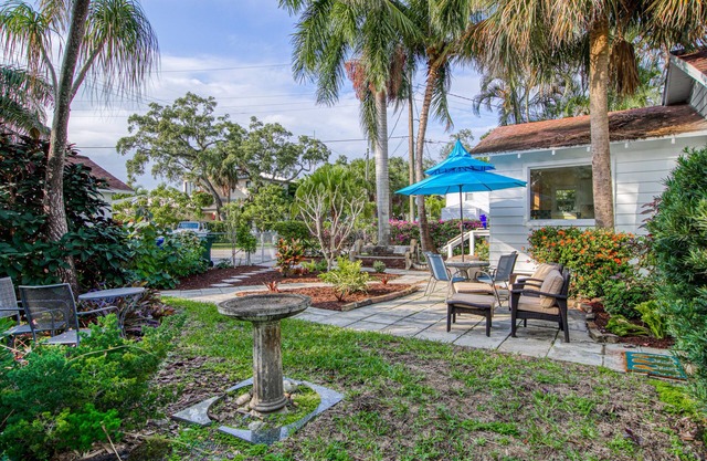 Dog-friendly home with lovely garden & patio - walk to the river & downtown